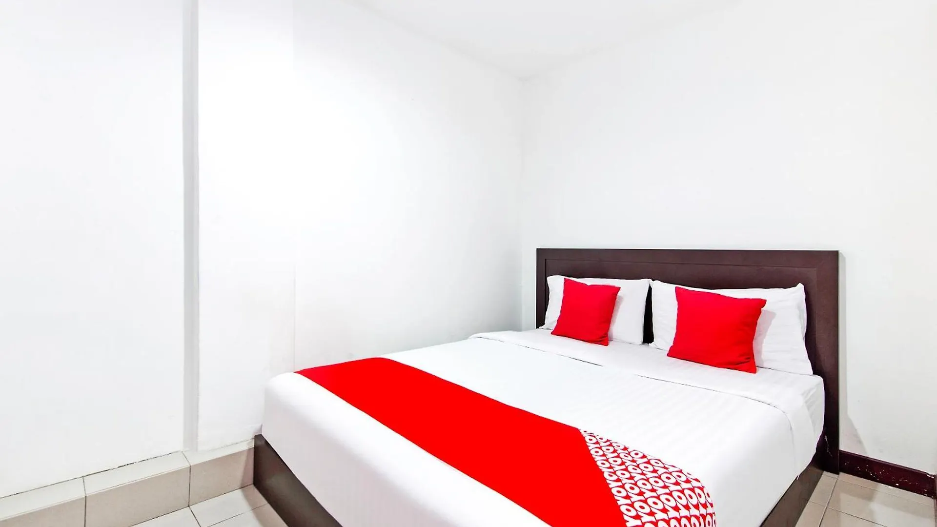 Super Oyo 321 Hotel D\'Elegant contacts